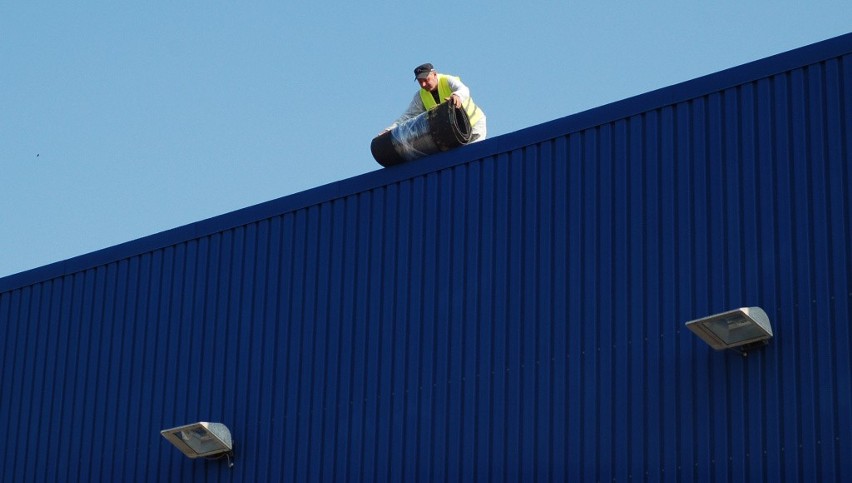 Wrocław, Stara Ikea - rozpoczęła się rozbiórka budynku -...