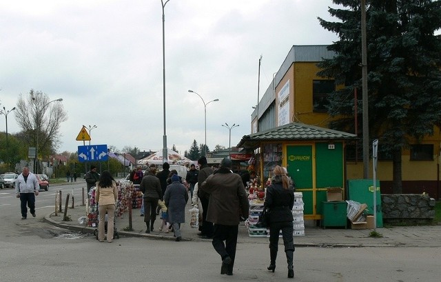 - Tym chodnikiem nie da się przejść, a tyle ludzi codziennie z niego korzysta! - mówi oburzona pani Anna, która zatelefonowała do naszej redakcji.