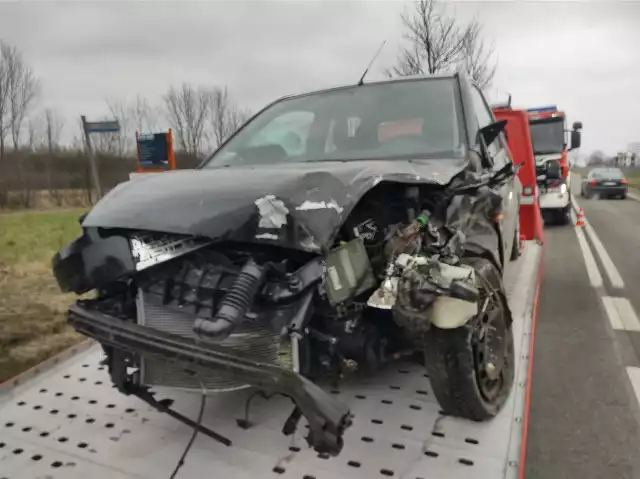 Ciężarówka nie ustąpiła pierwszeństwa i uderzyła w samochód osobowy w Wierzbicy.