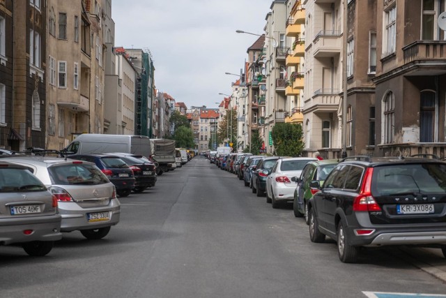 Na Łazarzu czy Wildzie wykorzystanych jest 100 procent miejsc postojowych. Trzeba stracić wiele czasu, by zaparkować samochód. Strefa Płatnego Parkowania oraz wyższe opłaty za pozostawienie auta mają spowodować rotację miejsc i uporządkować parkowanie na terenie Poznania