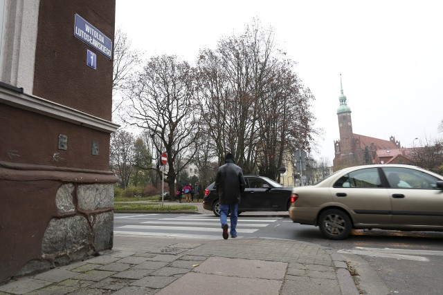 Zdaniem drogowców, przejście dla pieszych u zbiegu ulic Jana Pawła II i Lutosławskiego nie jest niebezpieczne dla pieszych.