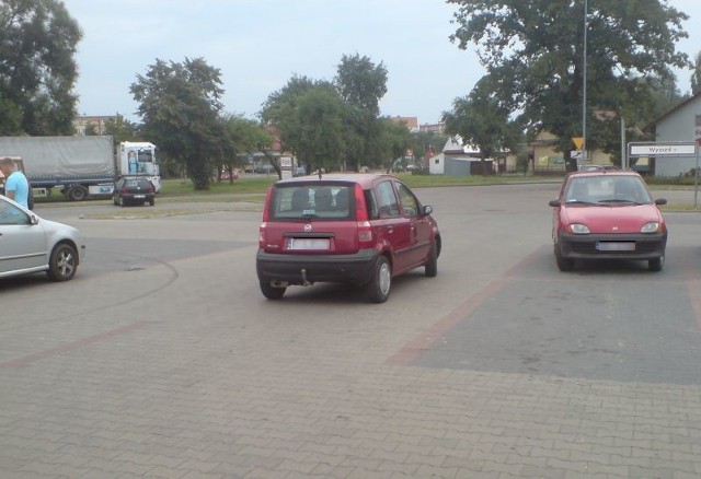 Tak zaparkował kierowca przy sklepie Kaufland w Bielsku Podlaskim - pisze Tomasz i przesyła zdjęcie. - Nie jest to pierwszy i zapewne nieostatni taki przypadek, gdy ktoś zatrzymuje samochód na przejeździe przez ten parking.