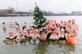 Morsy z Rzeszowa świętują Boże Narodzenie. Szalona kąpiel w lodowatej wodzie na Żwirowni [ZDJĘCIA]