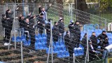 Kibice Kotwicy Kołobrzeg na meczu w Krakowie. Policja wstrzymała ruch obok stadionu Hutnika. Zdjęcia