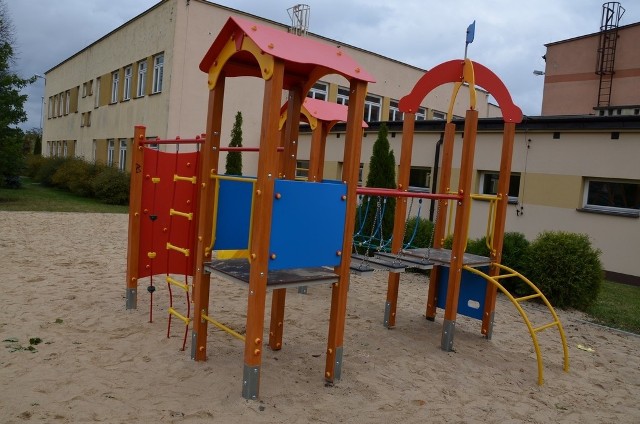 Plac zabaw dla dzieci powstał przy gimnazjum w Parznicach.