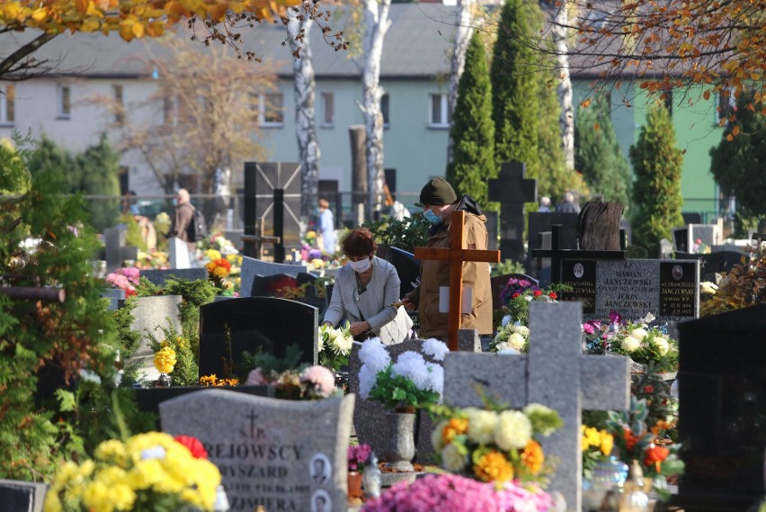 Katowice: Pierwszy weekend po Wszystkich Świętych z otwartymi cmentarzami. Na nekropoliach spory ruch