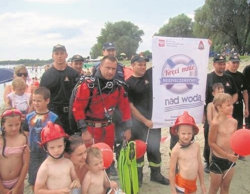 Policjanci, strażacy i ratownicy wodni mówili najmłodszym o bezpieczeństwie nad wodą