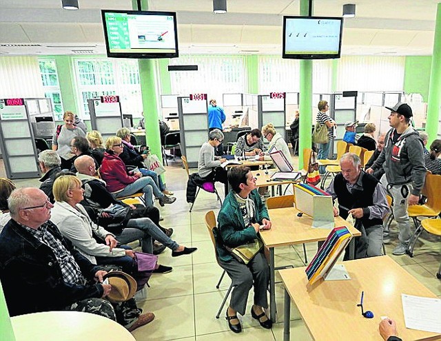 W ZUS w Koszalinie wciąż jest bardzo dużo interesantów. Wielu składa wnioski o emeryturę w obniżonym wieku