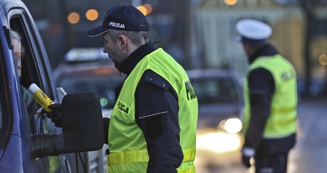 Przez cały czwartek, 14 grudnia, do późnej nocy zielonogórska drogówka będzie prowadzić akcję pod nazwą „Alkohol i narkotyki”. Rano kontrola trzeźwości była prowadzona na ul. Truskawkowej.Policjanci z alkomatami pojawili się na ul. Truskawkowej o godz. 7.00. Ruszyła godzinna kontrola trzeźwości. – Wszyscy kontrolowani kierowcy byli trzeźwi – mówi st. asp. Mariusz Chudy z zielonogórskiej drogówki.Akcją na ul. Truskawkowej rozpoczęta całodniowe działania „Alkohol i narkotyki”. – Będziemy kontrolować nie tylko trzeźwość kierujący, ale również to czy nie prowadzą pod wpływem narkotyków – wyjaśnia podinsp. Małgorzata Stanisławska, rzeczniczka zielonogórskiej policji.Akcja zakończy się późno nocą. Takie działania przynoszą spodziewane efekty. - Dzięki akcji „Trzeźwy kierowca” znacząco spadła liczba pijanych kierujących – podkreśla podinsp. Stanisławska.Przeczytaj też:  Poważny wypadek w Dąbroszynie [ZDJĘCIA]Zobacz też wideo: Magazyn Informacyjny GL 08.12.2017