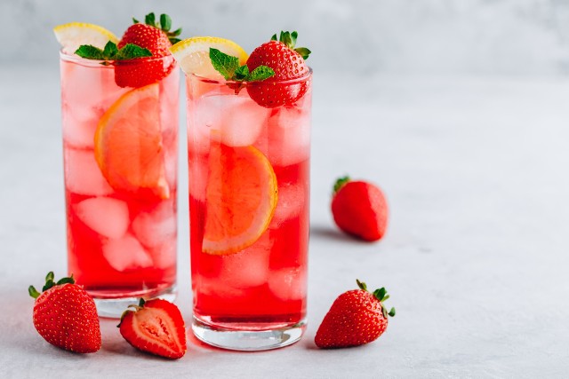 Lemoniada truskawkowa to napój, który doskonale się sprawdzi na gorące dni. Nie tylko gasi pragnienie, ale wyśmienicie smakuje.