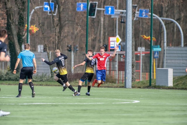 Piłkarze Orląt Czyżew (ciemniejsze stroje) w nowym sezonie zagrają w IV lidze