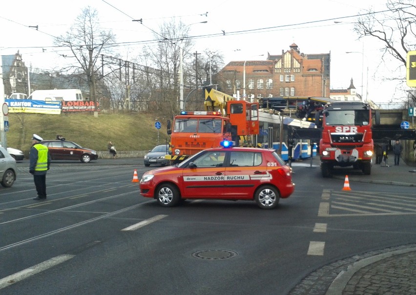 Wrocław: Tramwaj linii 7 wykoleił się na ul. Trzebnickiej (ZDJĘCIA)