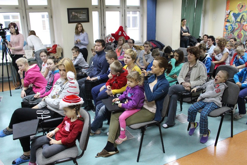 Prezenty dla dzieci, czyli "Opowieść wigilijna" w Górnośląskim Centrum Zdrowia Dziecka [ZDJĘCIA]