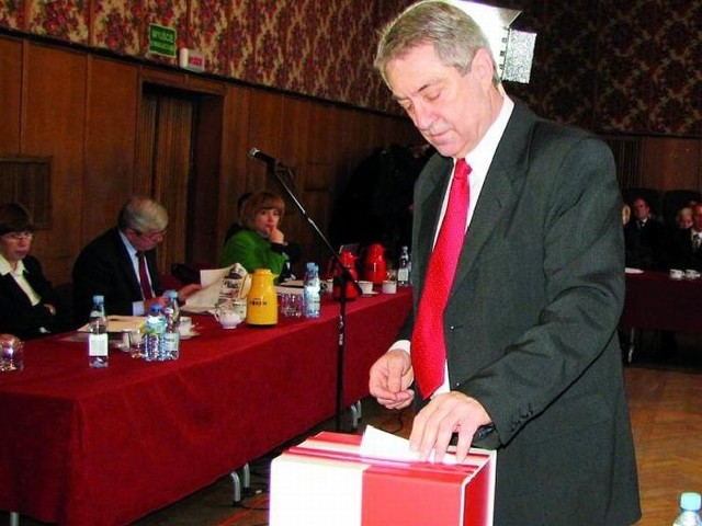 Przewodniczący Rady Miasta Bielsk Podlaski Kazimierz Leszczyński podczas głosowania nad kandydaturami do prezydium