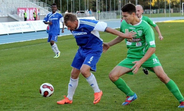 Łukasz Ślifirczyk (w niebieskim) zagra od pierwszych minut w barwach Broni. Najwyższy czas, aby ten zawodnik udowodnił swoją wartość