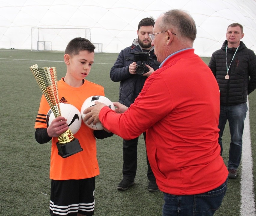 "Z Podwórka na Stadion o Puchar Tymbarku". Drużyna SP 2 Libiąż wygrała powiatowy finał U-12 w Chrzanowie