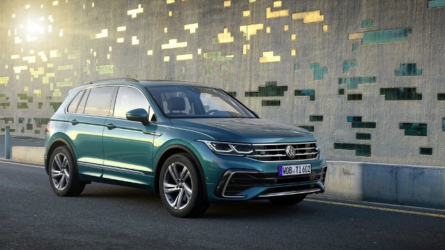 Volkswagen Tiguan Volkswagen Tiguan – najpopularniejszy SUV w Europie i jeden z najlepiej sprzedających się SUV-ów na świecie – został zaprezentowany w nowej odsłonie. Do tej pory wyprodukowano ponad sześć milionów egzemplarzy tego modelu. W 2019 roku dostarczono klientom około 911 000 sztuk Tiguana, co ponownie zapewniło mu status nie tylko najpopularniejszego modelu marki, ale również całej Grupy Volkswagen.Fot. Volkswagen