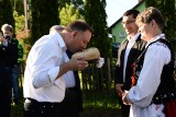 Andrzej Duda całował chleb w winnicy w Zarzeczu. Spotkał się z winiarzami z Jasła i okolic [ZDJĘCIA]