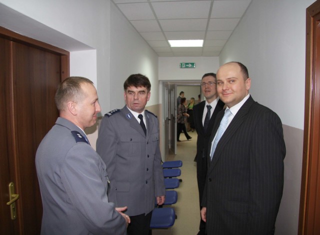 Komisariat po remoncie zwiedzali m.in. Andrzej Chaniecki, komendant miejski policji (drugi z lewej) i prezydent Radomia Andrzej Kosztowniak (pierwszy z prawej)