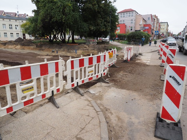 Trwa remont ul. Podgórnej i placu Kilińskiego w Koszalinie. Zerwany jest już asfalt, pracuje ciężki sprzęt drogowy.