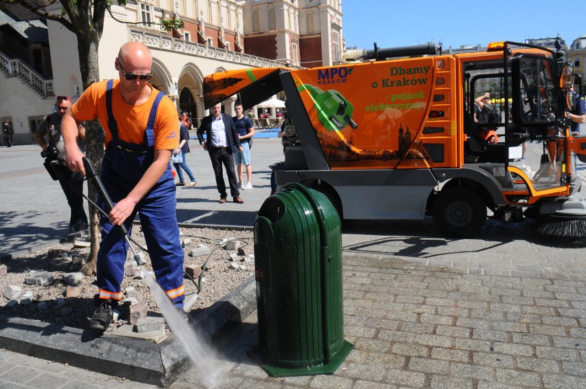 Kraków. MPO ma nową zamiatarkę i odkurzacz do czyszczenia ulic