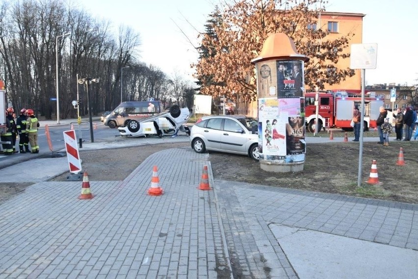 Tarnów. Zderzenie forda i citroena na skrzyżowaniu w Mościcach zarejestrowała kamera [WIDEO]