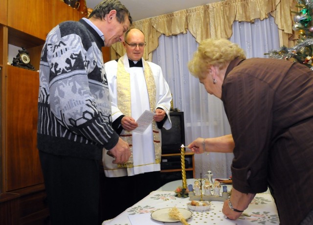 Do wizyty księdza należy się przygotować stawiając na stole przykrytym białym obrusem  krzyż, Pismo Święte, świecznik  i kropidło