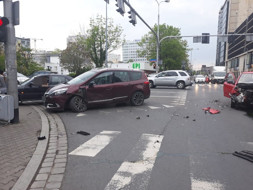 Wypadek dwóch samochodów na Swobodnej. Kobieta wjechała na czerwonym