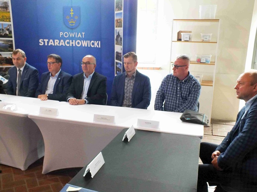 W Starachowicach podpisano umowy na drogi powiatowe. Odbyło się to w ramach Rządowego Programu Polski Ład. Zobacz zdjęcia