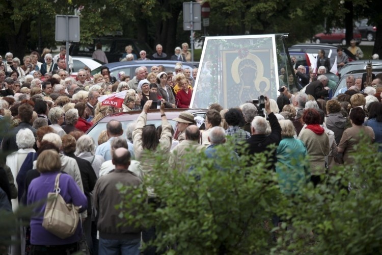 Peregrynacja ikony Matki Bożej Częstochowskiej. Tłumy pożegnały obraz (zdjęcia, wideo)