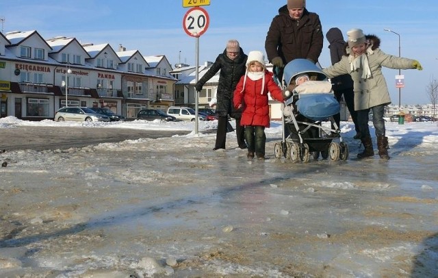 Ślizgawka skutecznie utrudnia poruszanie się po chodniku.