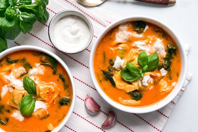 Domowa zupa pomidorowa z tortellini i bazylią to pomysł na obiad inspirowany kuchnią włoską.