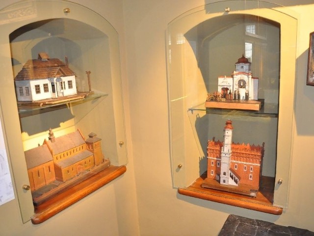 W Domu Długosza można zobaczyć cztery miniatury Józefa Zielińskiego.