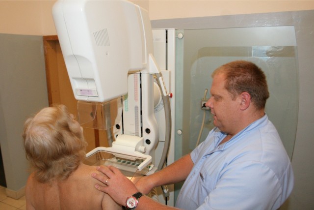 Mammografia trwa jedynie kilka minut i polega na zrobieniu 4 zdjęć rentgenowskich.