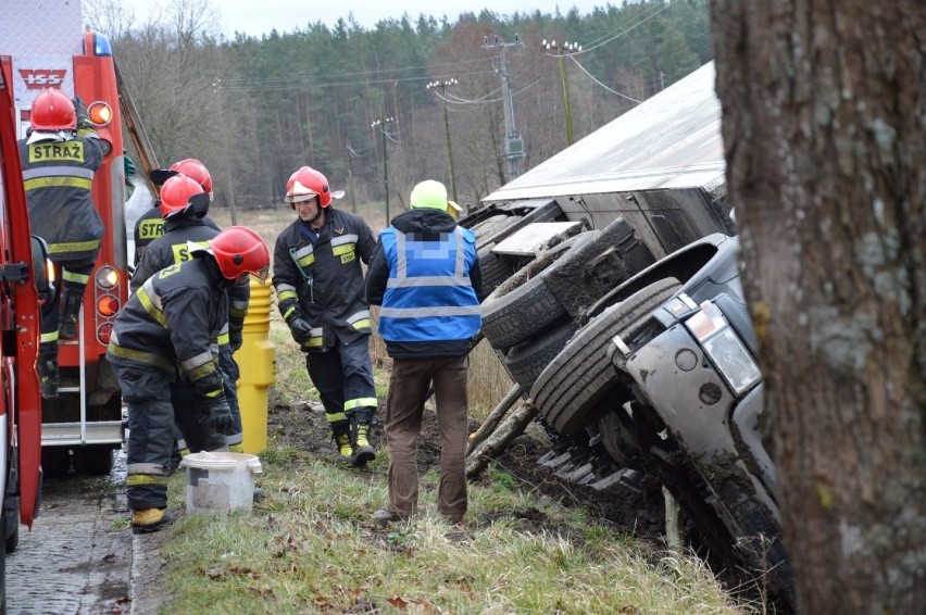 W Sławnie wiatr przewrócił TIR-a na drogę i zepchnął go do...