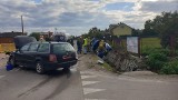 Wypadek na skrzyżowaniu w Świniarach. Samochód w rowie, jedna osoba w ciężkim stanie. Zobacz zdjęcia 