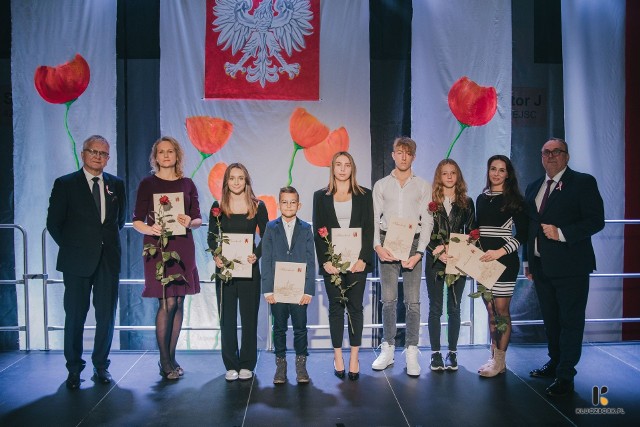 Z okazji Narodowego Święta Niepodległości zostały uhonorowane osoby oraz organizacje najbardziej zasłużone dla gminy. Wręczono również nagrody dla osób promujących Kluczbork, stypendia dla uczniów i sportowców.