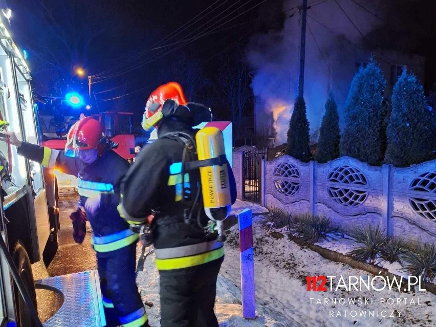 Strażacy przez kilka godzin gasili pożar budynku komunalnego w gminie Radłów. Dwie rodziny z Zabawy musiały opuścić swoje mieszkania 