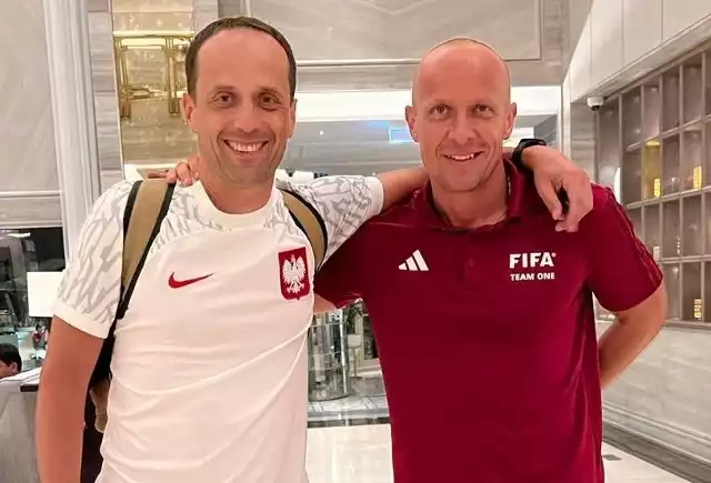 Szymon Marciniak (z prawej) poprowadzi finał Mundialu 2022. W Katarze spotkał się z nim kielecki sędzia Marcin Szrek.