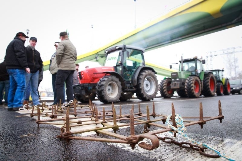 Porosły. Rolnicy nadal blokują S8 (zdjęcia, wideo)