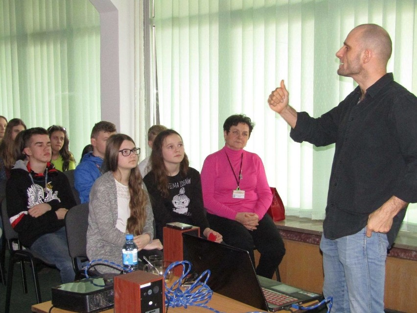 Mariusz Kurc odwiedził pińczowską bibliotekę.