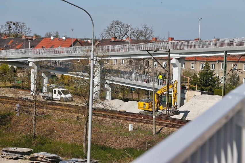 Kładka nad aleją Jana III Sobieskiego.