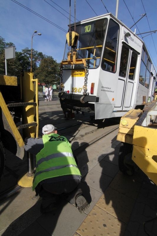 W tramwaju na Legnickiej zerwał się silnik