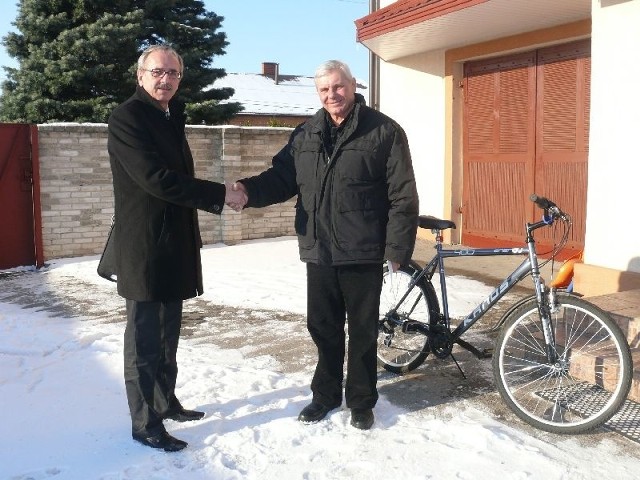Nagrodę w postaci roweru od Tadeusza Wójcika (po lewej) reprezentującego Bank BGŻ otrzymał Marek Chlebny, finalista plebiscytu Echa Dnia &#8222;Rolnik Roku 2012&#8221;.
