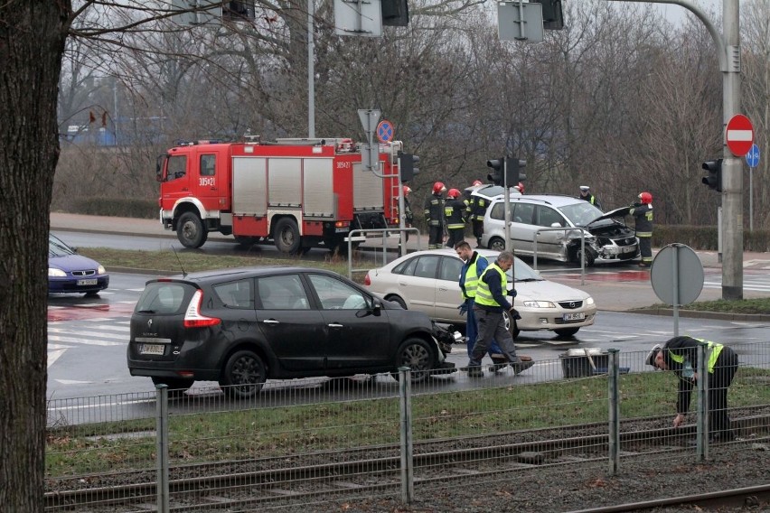 Wypadek na Osobowickiej. Kobieta w ciąży w szpitalu