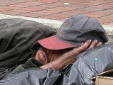 Prokuratura tropi dwóch bezdomnych, bo zaopiekowali się błąkającą się w nocy trzylatką