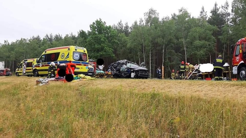 Pod Solcem kierowca osobowego forda, wyprzedzając sznur...