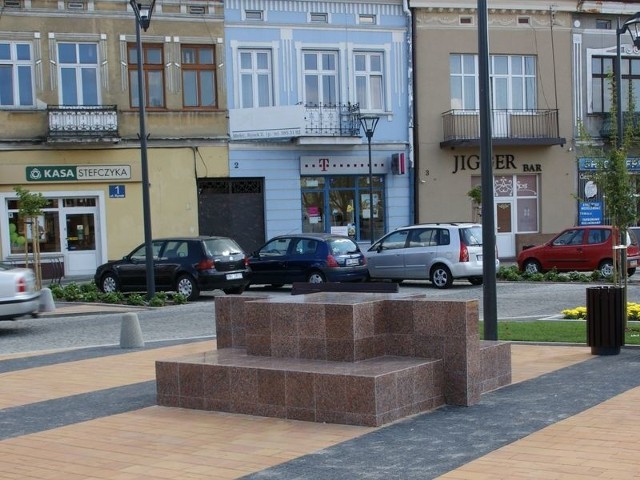 Na środku mieleckiego rynku stoi cokół. Już wiadomo, że na nim stanie rzeźba Gryfa &#8211; legendarnego stwora, który był kiedyś elementem herbu miasta, teraz stanowi on element herbu powiatu mieleckiego.