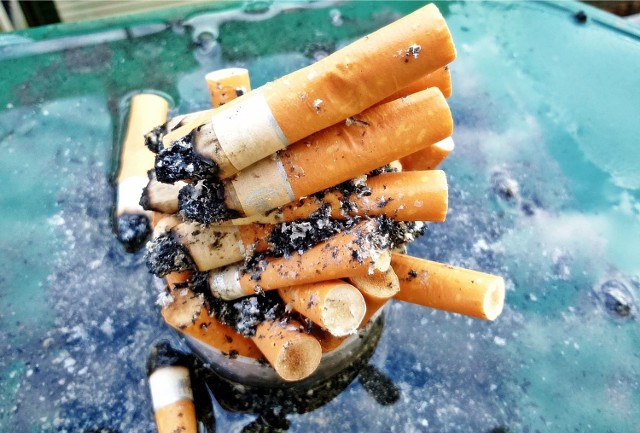 Palenie papierosów powoduje raka płuc, a także jest główną przyczyną raka pęcherza moczowego