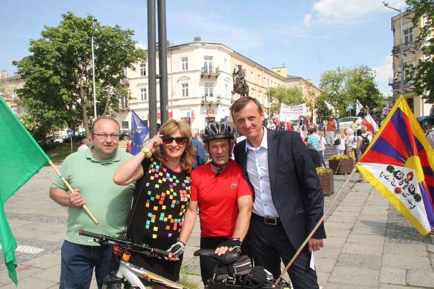 W marszu Komitetu Obrony Demokracji przeszło około pół...